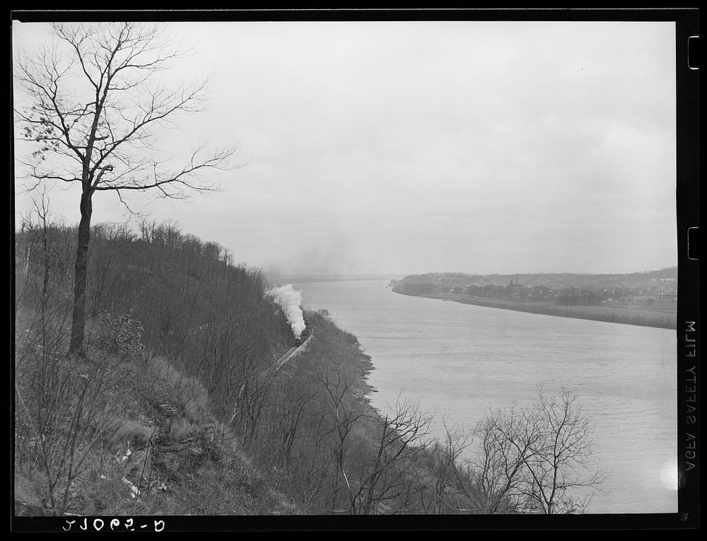 Ohio River near Owensboro, Kentucky. Sourced from the Library of Congress.