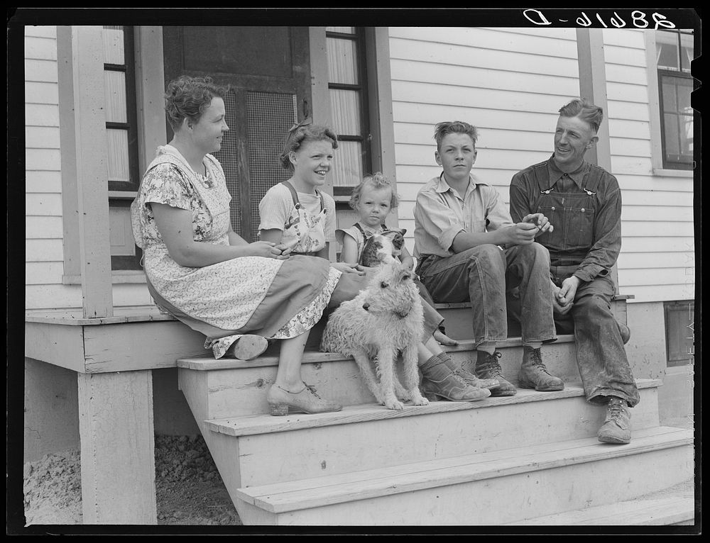 Thomas W. Beede and family. Resettlement borrowers. Western Slope Farms, Colorado. Sourced from the Library of Congress.