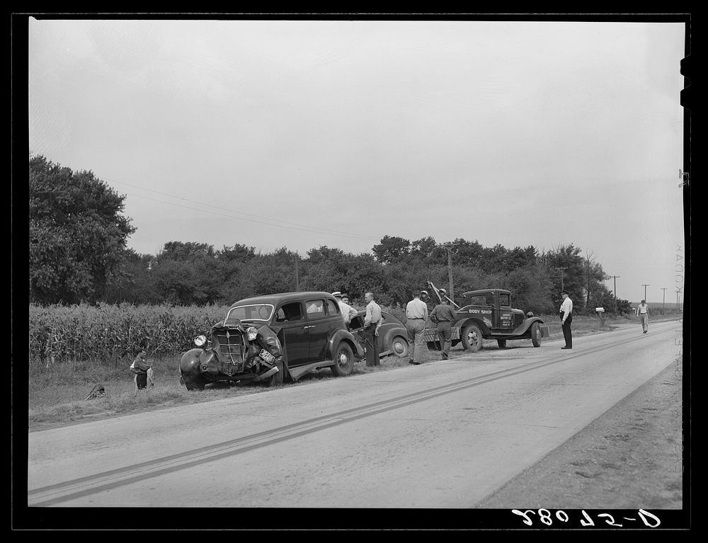 Accident on U.S. Highway 65 near Iowa Falls, Iowa. Sourced from the Library of Congress.