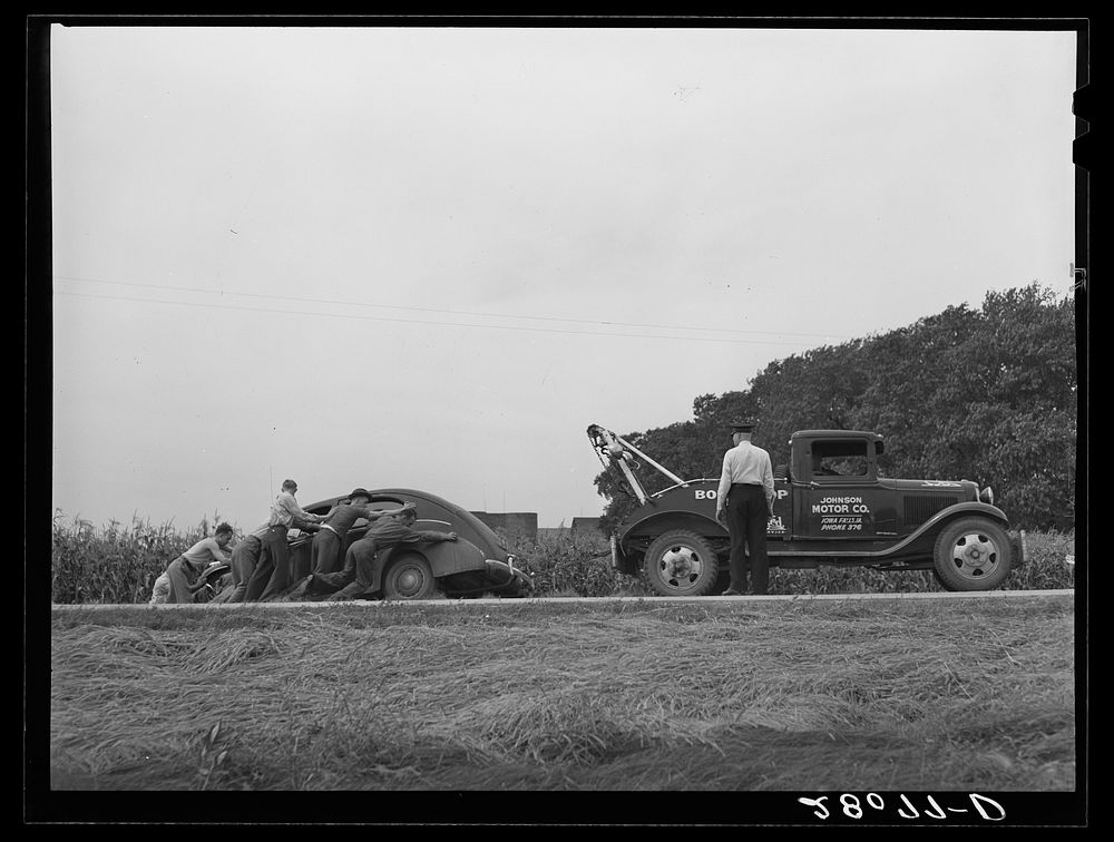 Accident on U.S. Highway 65 near Iowa Falls, Iowa. Sourced from the Library of Congress.