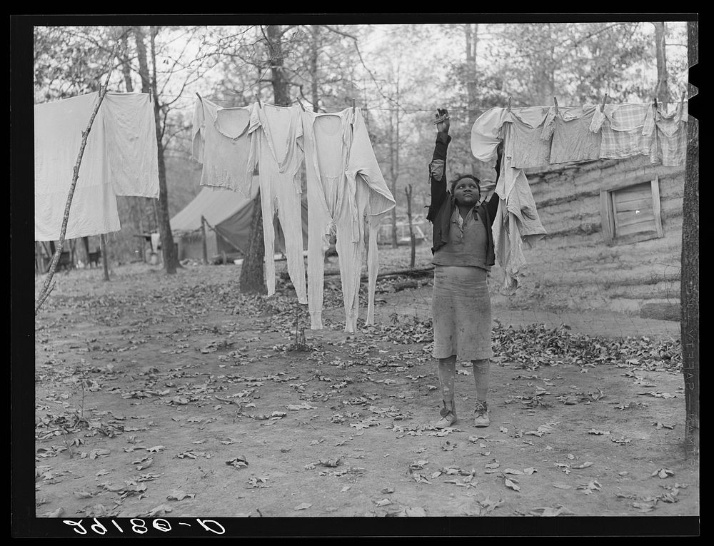 Taking down the washing at evicted sharecroppers' camp. Butler County, Missouri. Sourced from the Library of Congress.