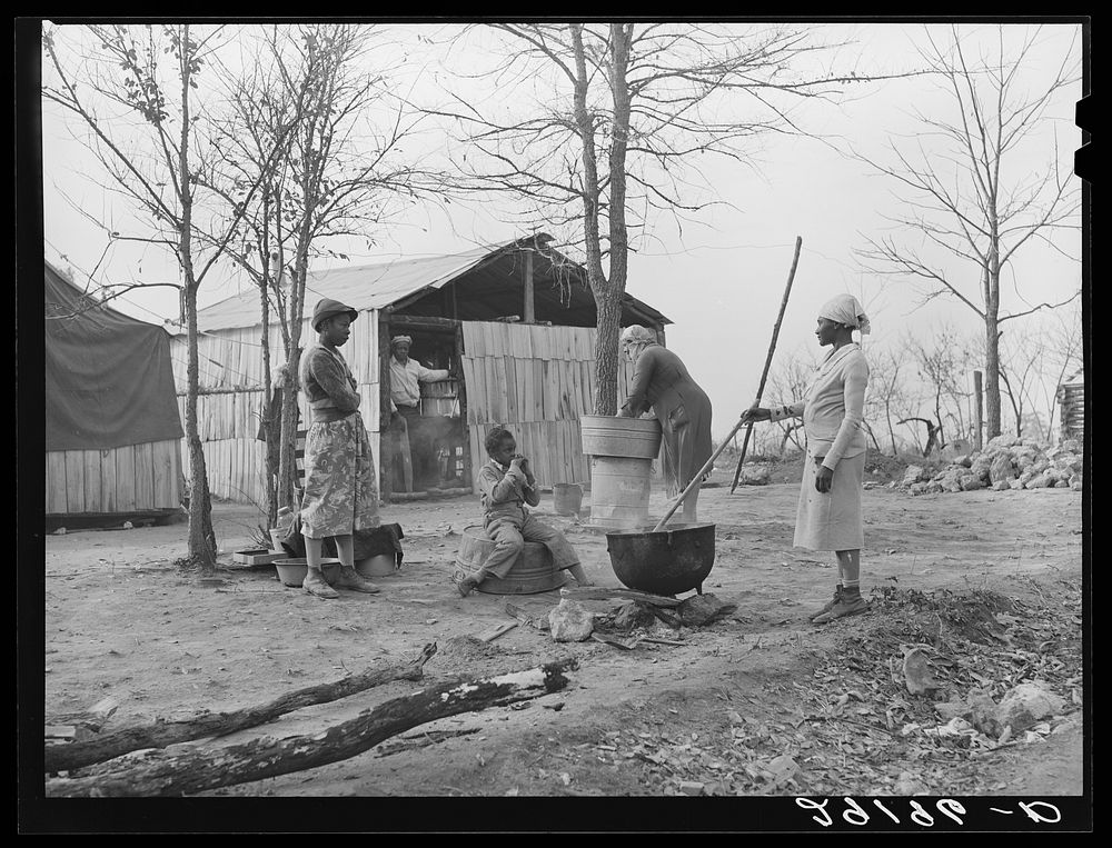 Washing clothes at camp for evicted sharecroppers. Butler County, Missouri. Sourced from the Library of Congress.