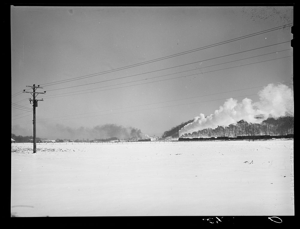 Freight train entering Chillicothe, Ohio. Sourced from the Library of Congress.