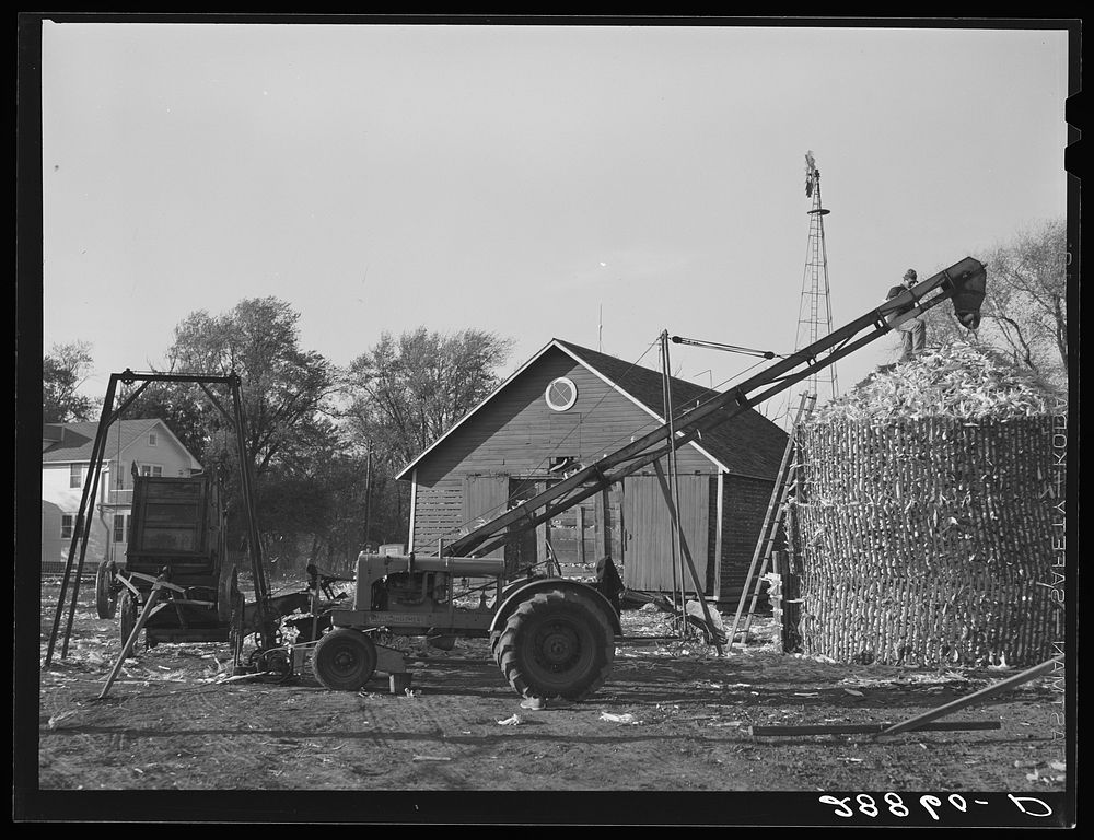 Storing corn during harvest. Grundy County, Iowa. Sourced from the Library of Congress.