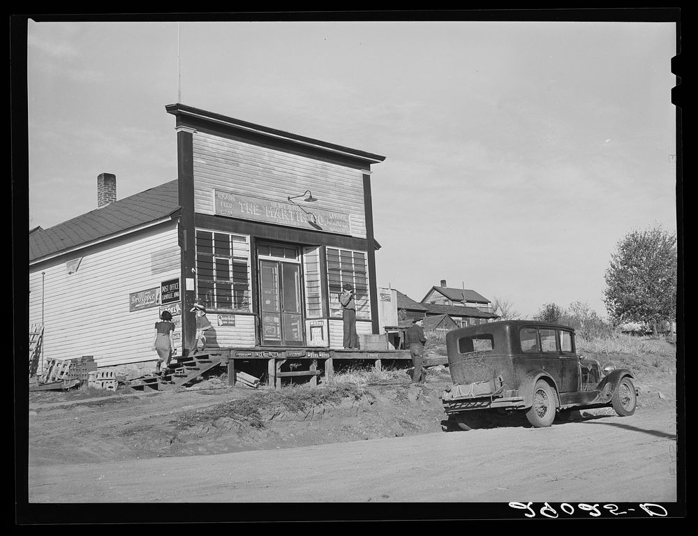 General store. Lamoille, Iowa. Sourced from the Library of Congress.
