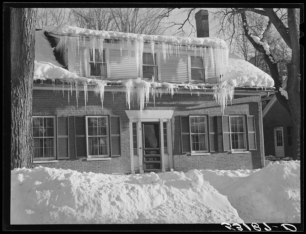 [Untitled photo, possibly related to: One of oldest houses in Woodstock, Vermont]. Sourced from the Library of Congress.