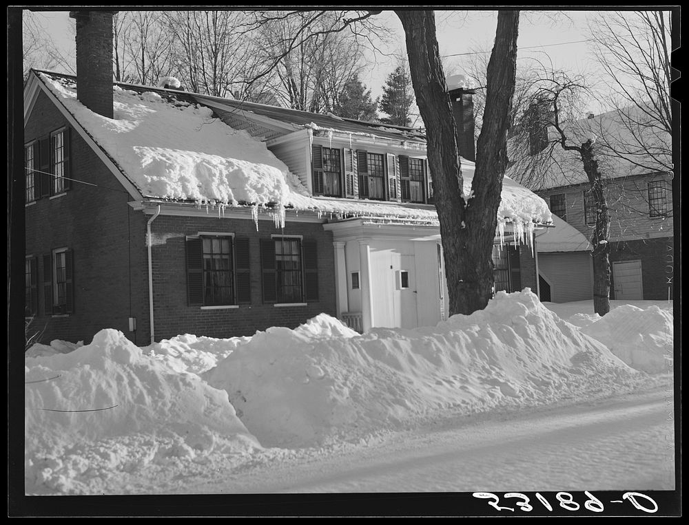 [Untitled photo, possibly related to: One of oldest houses in Woodstock, Vermont]. Sourced from the Library of Congress.