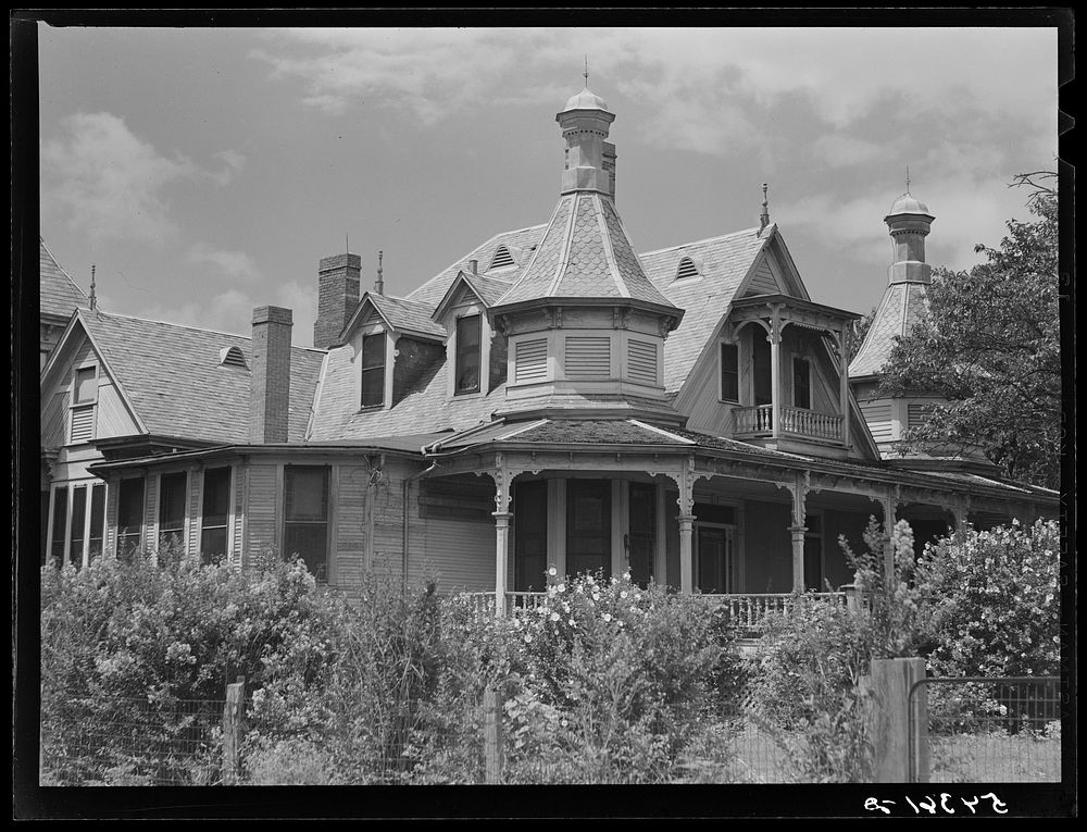 Melrose, Natchitoches Parish, Louisiana. Main house on old cotton plantation "Chopin". Sourced from the Library of Congress.