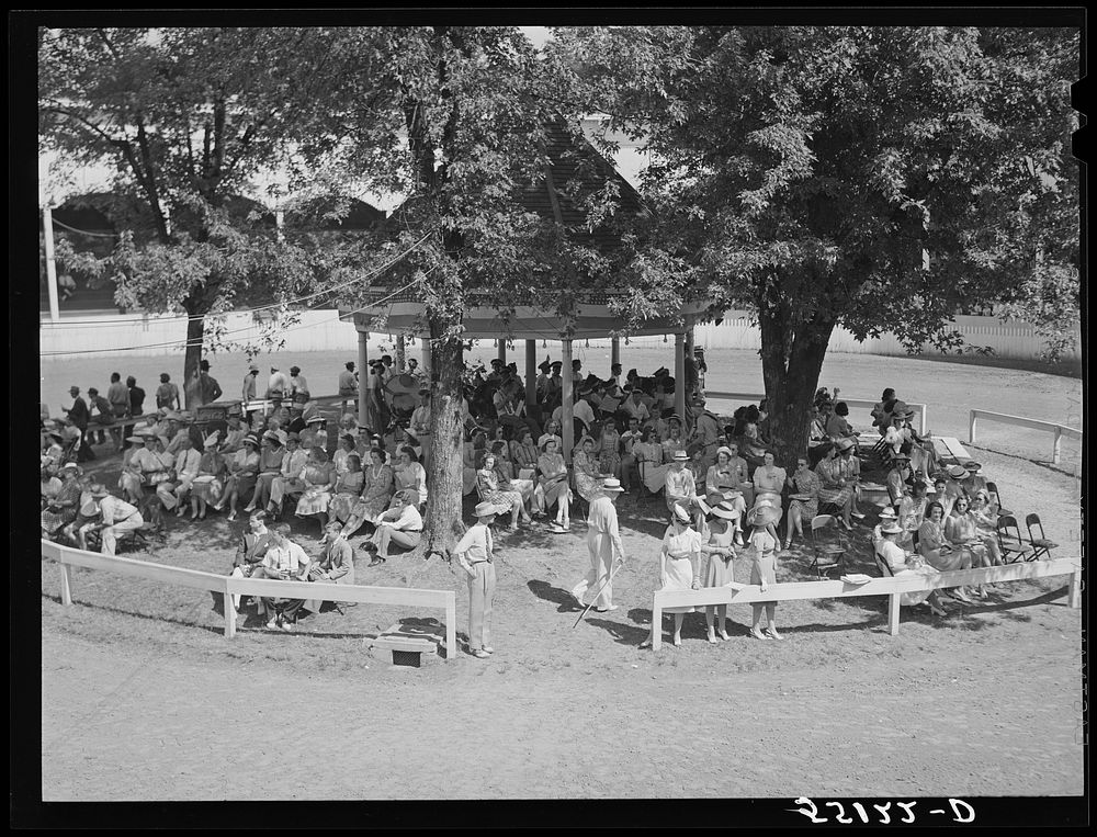 Spectators at Shelby County horse show and fair. Shelbyville, Kentucky. Sourced from the Library of Congress.