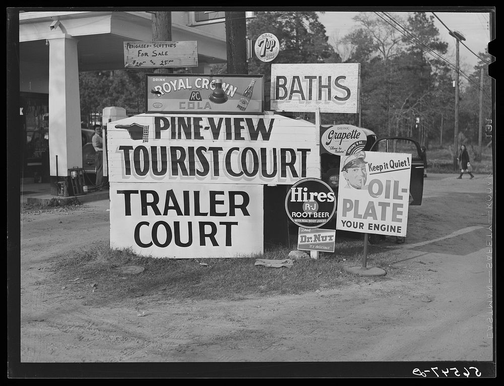 Sign on Pine View Tourist and Trailer Court. Sourced from the Library of Congress.