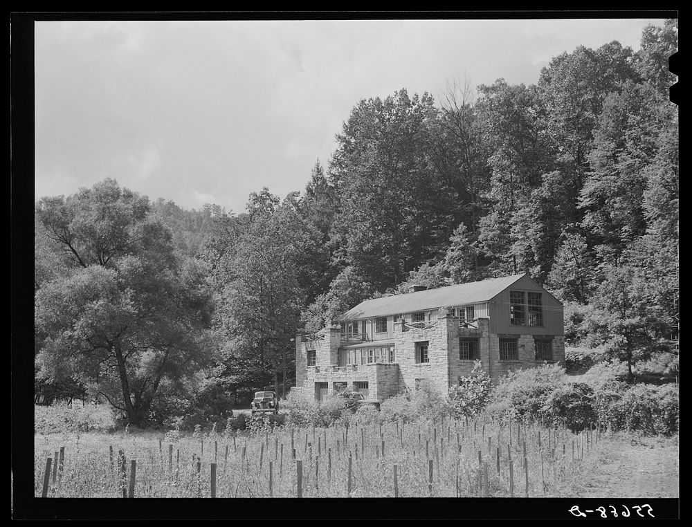 Pine Mountain settlement school near Harlan, Kentucky. Sourced from the Library of Congress.