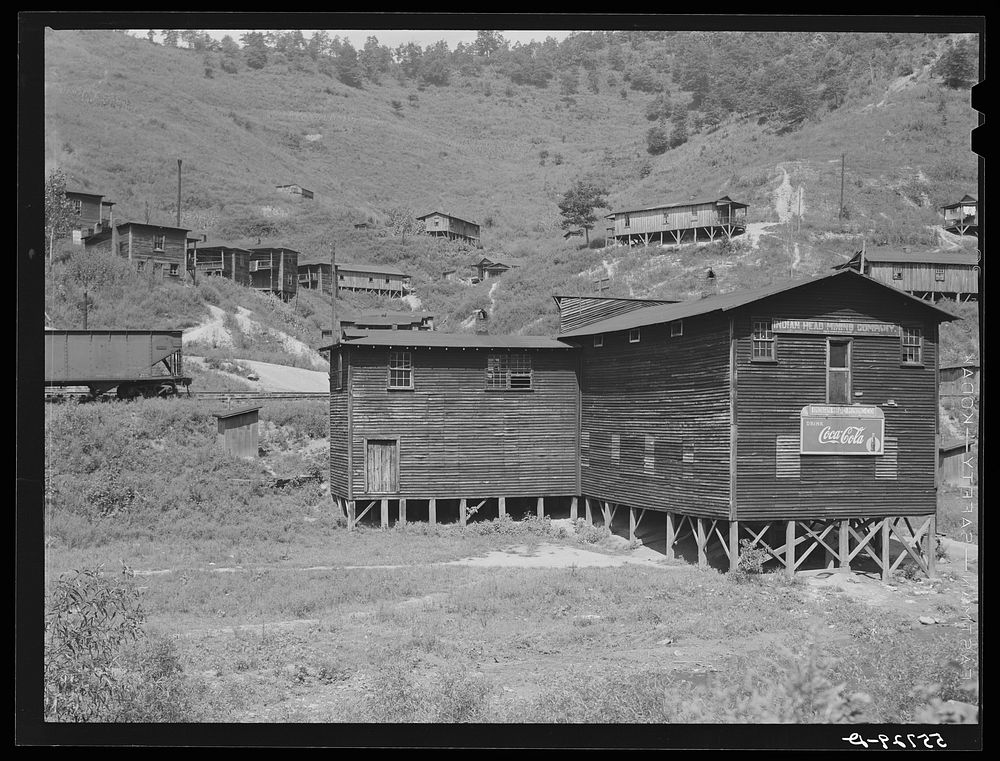 Mining company town and homes near Hazard, Kentucky. Sourced from the Library of Congress.