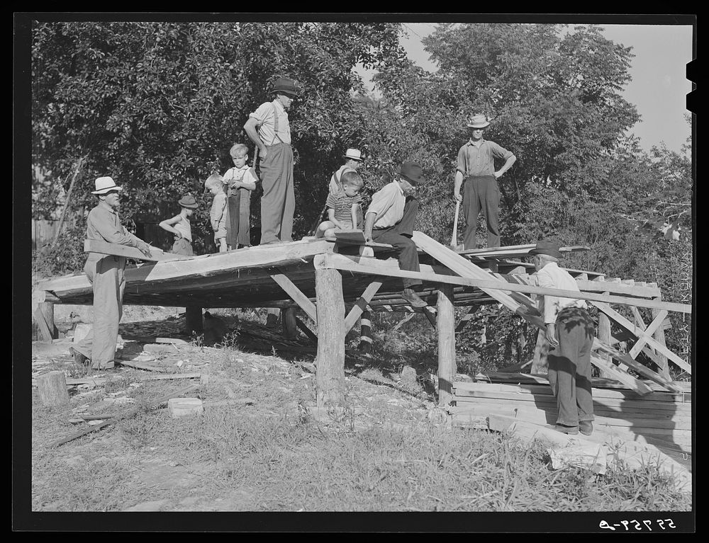 Mountain people building a new house near Jackson, Breathitt County, Kentucky. Sourced from the Library of Congress.