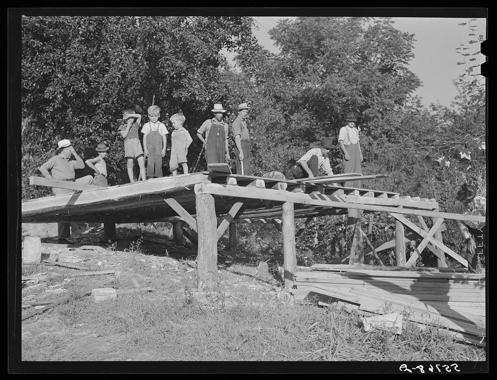 Mountain people building a new house near Jackson, Breathitt County, Kentucky. Sourced from the Library of Congress.