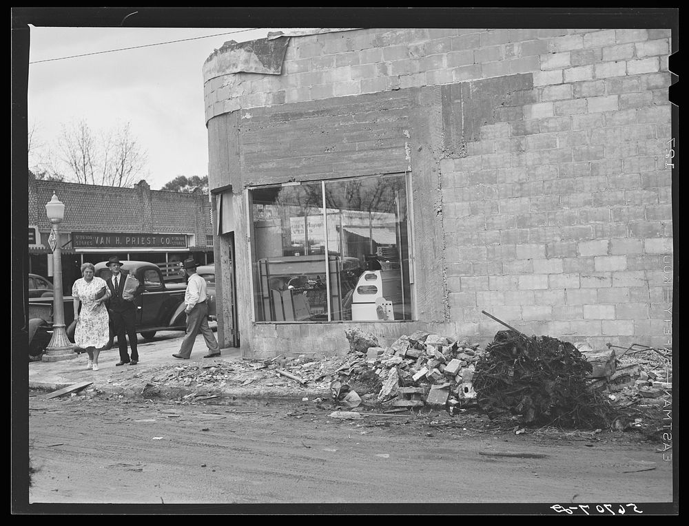 Reconstruction taking place on main street of village. Starke, Florida, boomtown. Sourced from the Library of Congress.