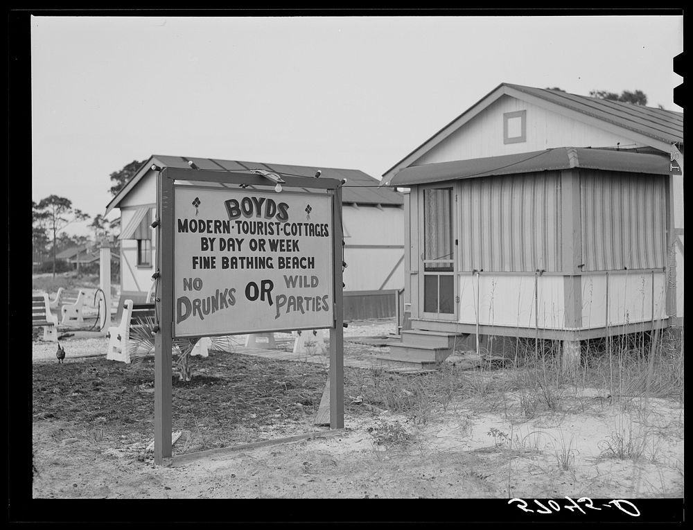 Sign advertising tourist cottages on highway outside Pensacola, Florida. Sourced from the Library of Congress.