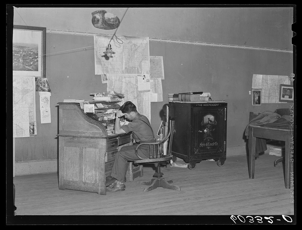 Editor of the Litchfield Independent at his desk. Litchfield, Minnesota. Sourced from the Library of Congress.