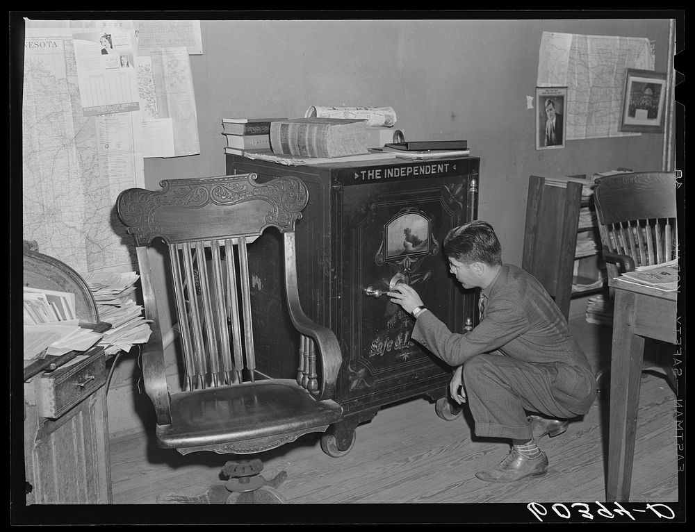 Editor of the Litchfield Independent opening safe. Litchfield, Minnesota. Sourced from the Library of Congress.