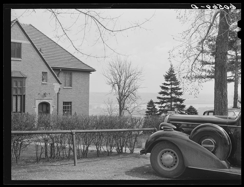 House on the bluff overlooking Dubuque, Iowa. Sourced from the Library of Congress.