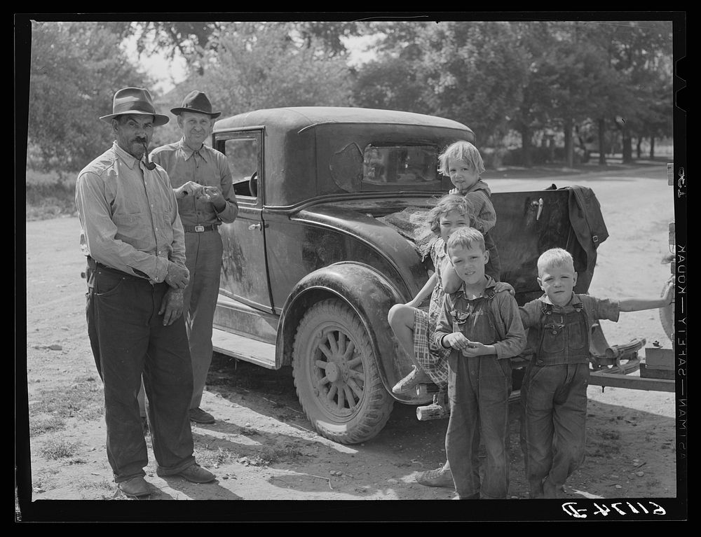 Family of migratory fruit workers. Berrien County, Michigan. Sourced from the Library of Congress.