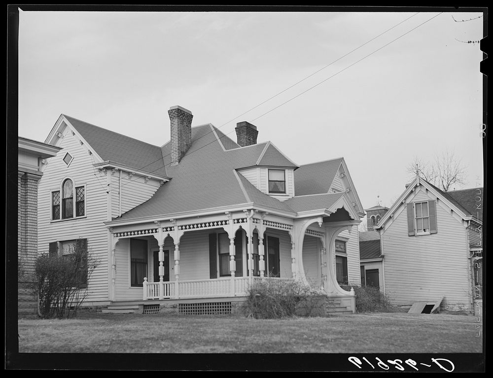 A "pattern book" house in Paris, Kentucky. Sourced from the Library of Congress.