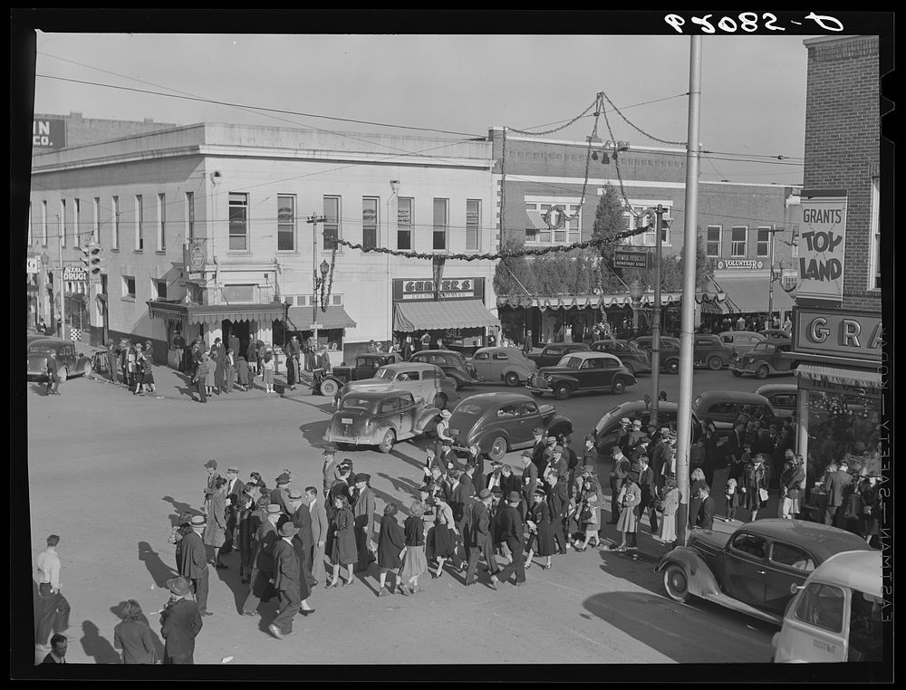 Christmas shopping crowds on main street of Gadsden, Alabama. Sourced from the Library of Congress.