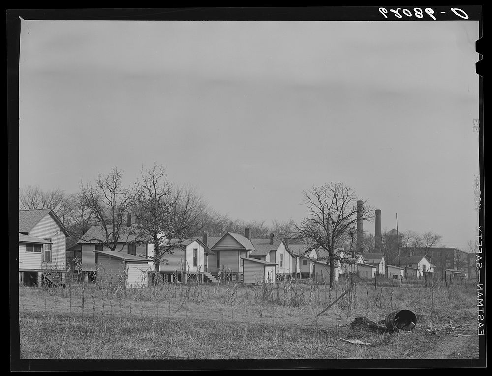 Company houses near cotton mill. Gadsden, Alabama. Sourced from the Library of Congress.
