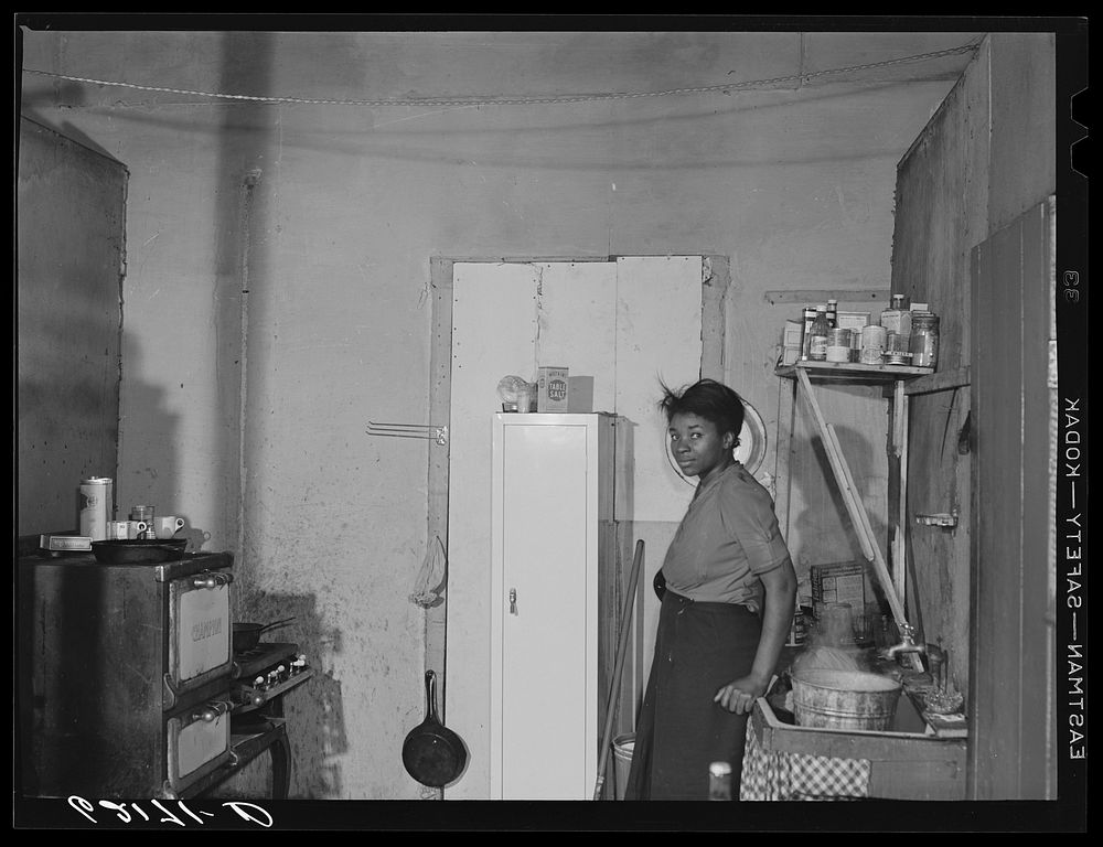 Wife of steelworker. Aliquippa, Pennsylvania. Sourced from the Library of Congress.