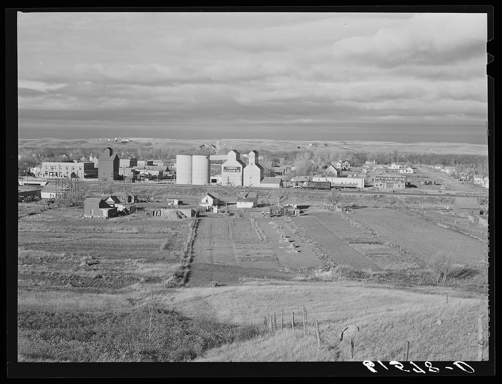[Untitled photo, possibly related to: Velva, North Dakota]. Sourced from the Library of Congress.