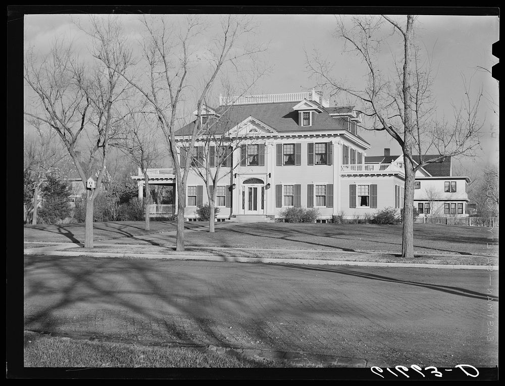 [Untitled photo, possibly related to: Residence. Aberdeen, South Dakota]. Sourced from the Library of Congress.
