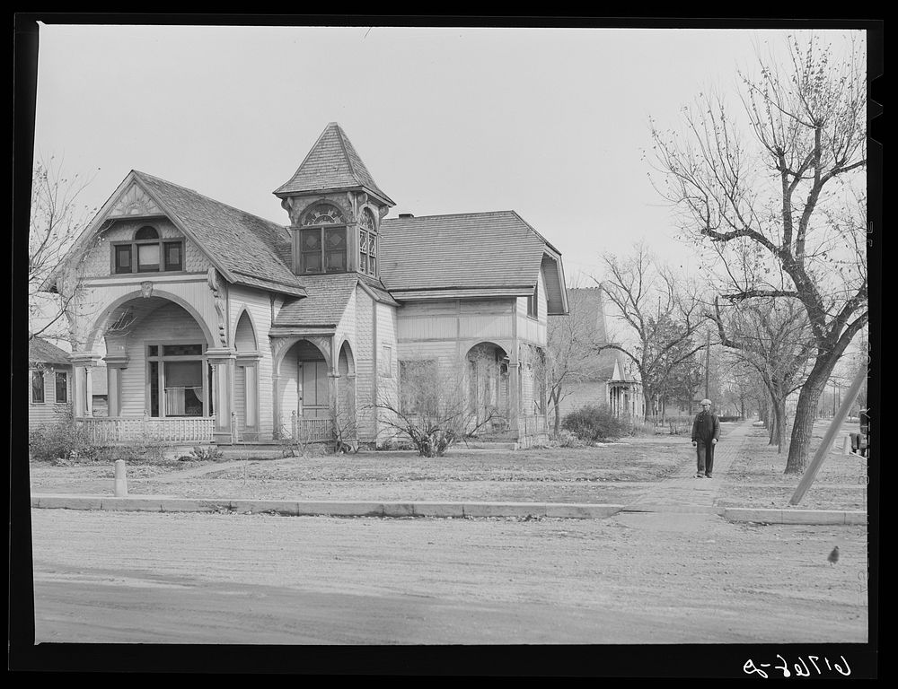 [Untitled photo, possibly related to: House in Kearney, Nebraska]. Sourced from the Library of Congress.