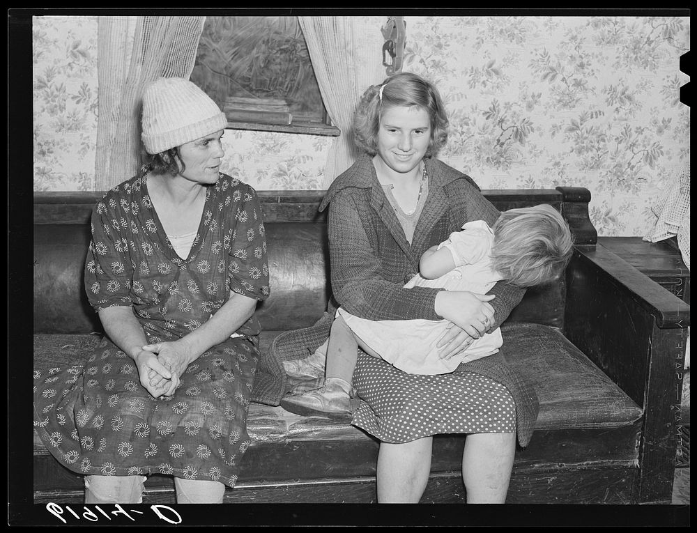 Wife and daughters of day laborers. Scioto Marshes, Hardin County, Ohio. Sourced from the Library of Congress.
