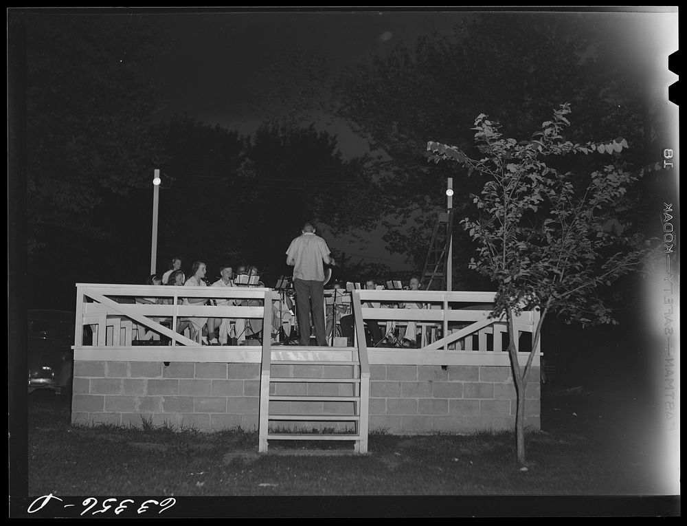 Band concert in park. Kellogg, Minnesota. Sourced from the Library of Congress.