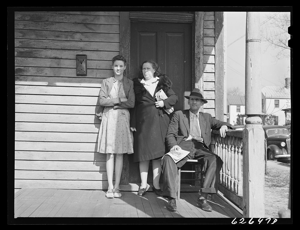 [Untitled photo, possibly related to: Street near Navy yard. Portsmouth, Virginia]. Sourced from the Library of Congress.