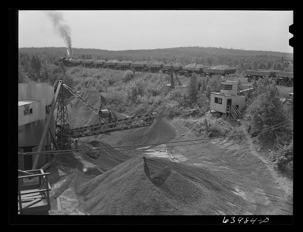 [Untitled photo, possibly related to: Loading cars with giant power shovel at Danube iron mine near Bovey, Minnesota].…