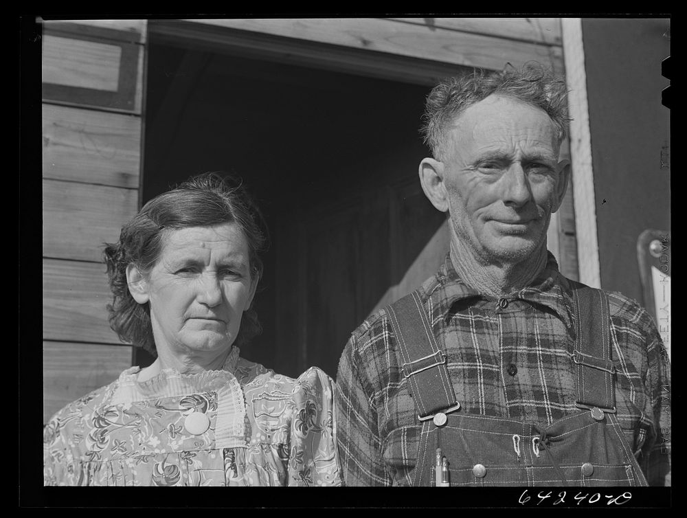 Farm couple who left farm and followed the boom. Sourced from the Library of Congress.