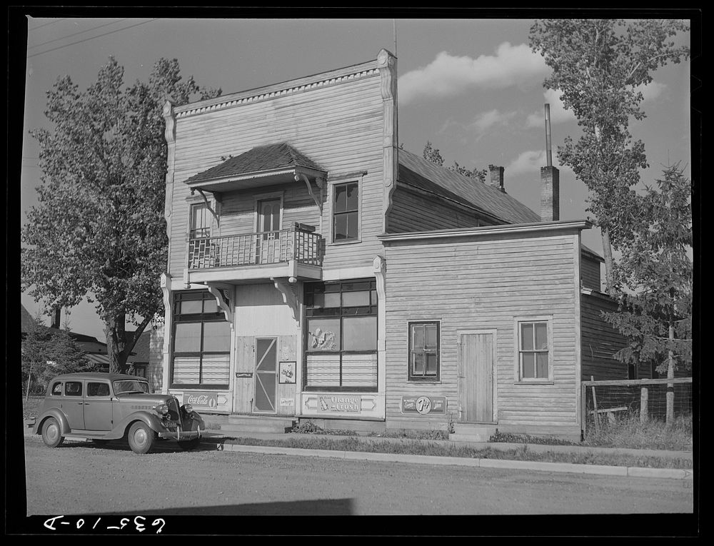 Building in Ewen, Michigan. Sourced from the Library of Congress.