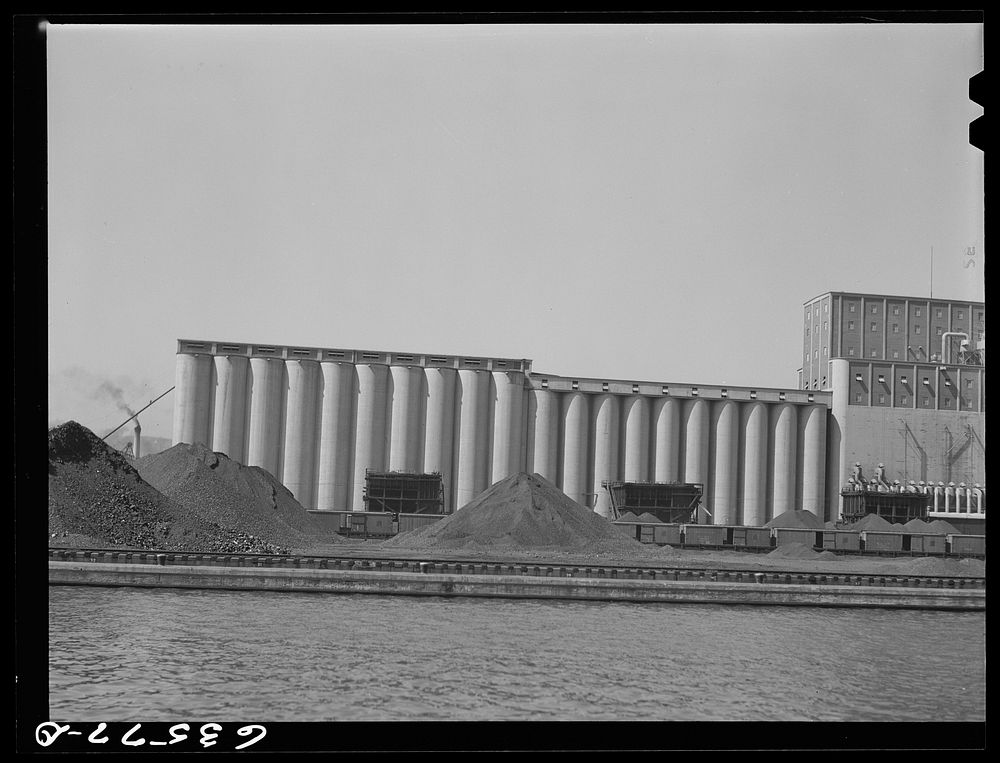 [Untitled photo, possibly related to: Great Lakes boats bring coal from the East and return with wheat. Duluth, Minnesota].…