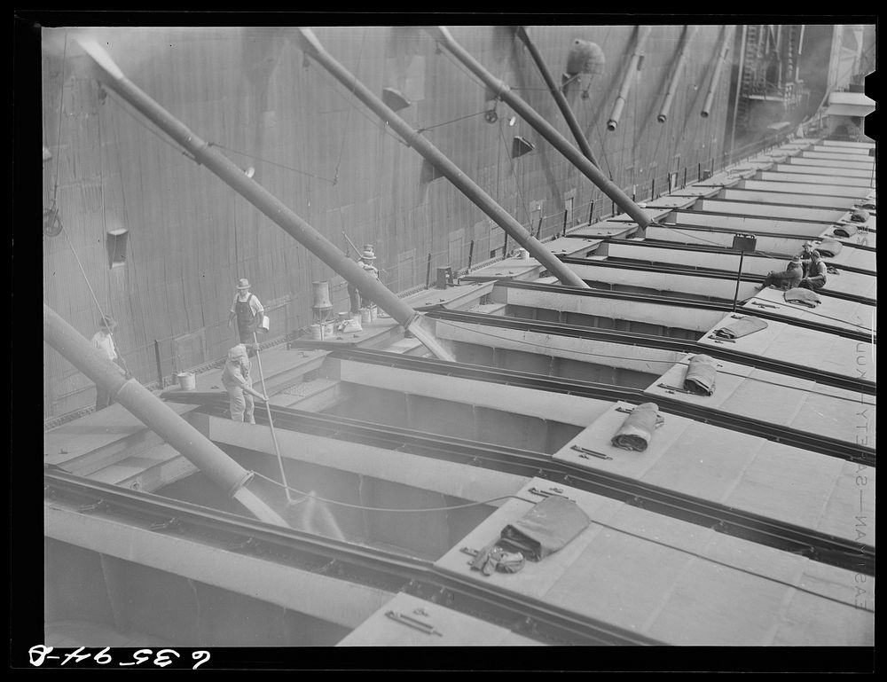 Loading grain boat at elevator "E". Duluth, Minnesota. Sourced from the Library of Congress.
