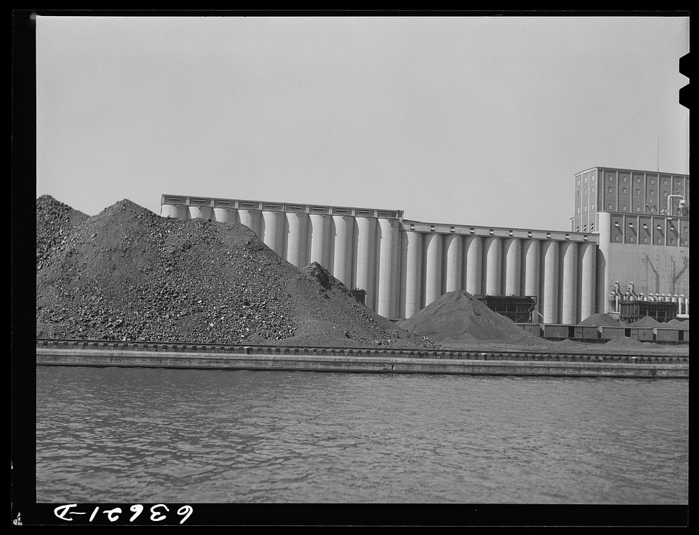 Grain elevators and coal docks. Duluth, Minnesota. Sourced from the Library of Congress.