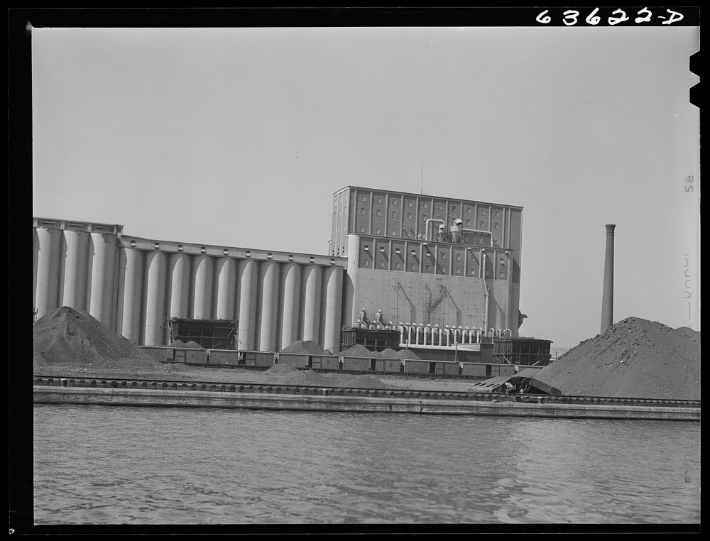 [Untitled photo, possibly related to: Great Lakes boats bring coal from the East and return with wheat. Duluth, Minnesota].…