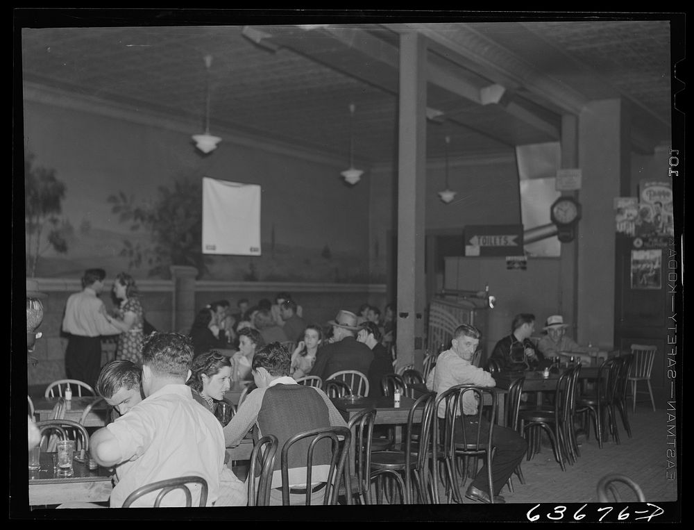 The Ritz Tavern on outskirts of Detroit, Michigan. Sourced from the Library of Congress.