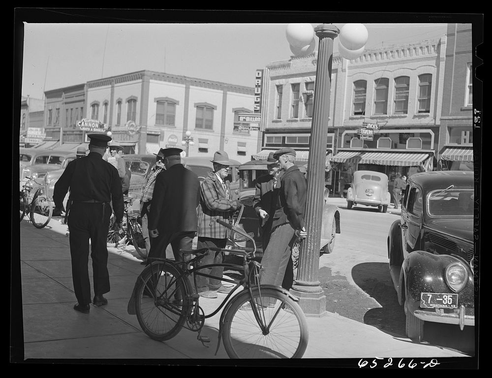 [Untitled photo, possibly related to: Kalispell, Montana. Saturday afternoon]. Sourced from the Library of Congress.