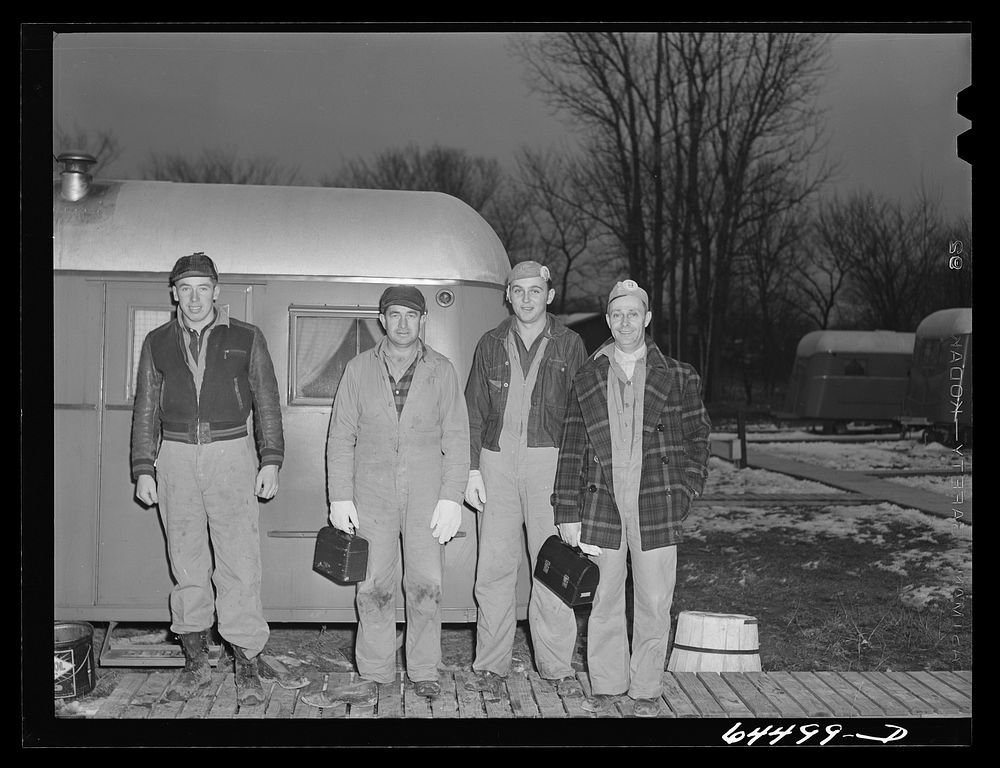 Burlington, Iowa. Sunnyside unit of FSA (Farm Security Administration) trailer camp. Workers at the Burlington ordnance…