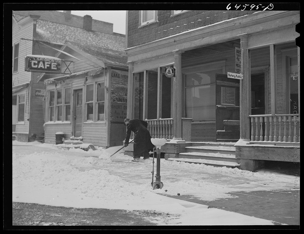 Hettinger, North Dakota. Shoveling snow in front of the hotel. Sourced from the Library of Congress.