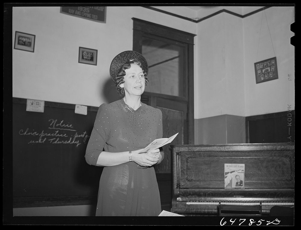 Epping, North Dakota. Mrs. Dahlen, wife of county chairman of the defense savings campaign, addressing a meeting of women.…