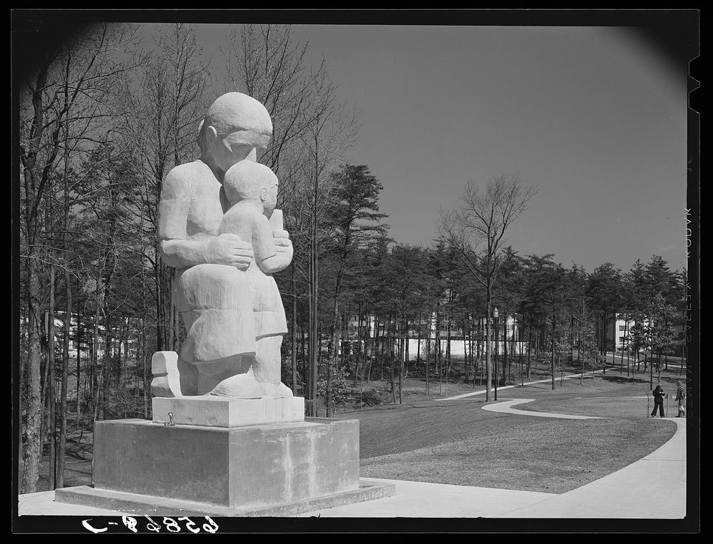 Greenbelt, Maryland. Statue by Lenore Thomas. Sourced from the Library of Congress.