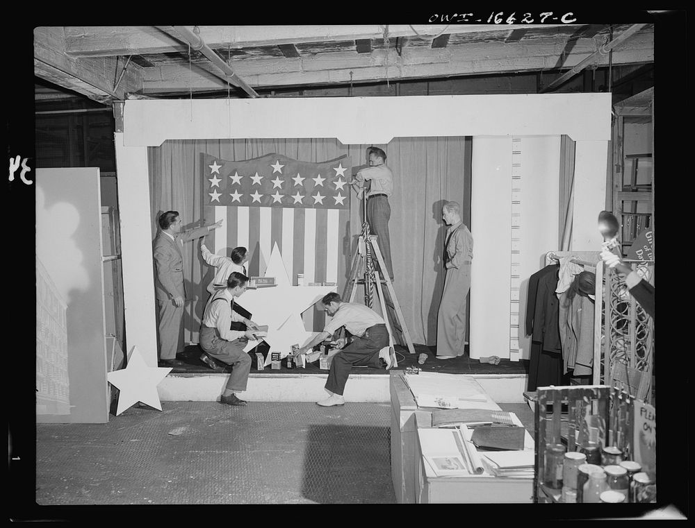 Detroit, Michigan. Installing a window display at the Crowley-Milner department store. Sourced from the Library of Congress.