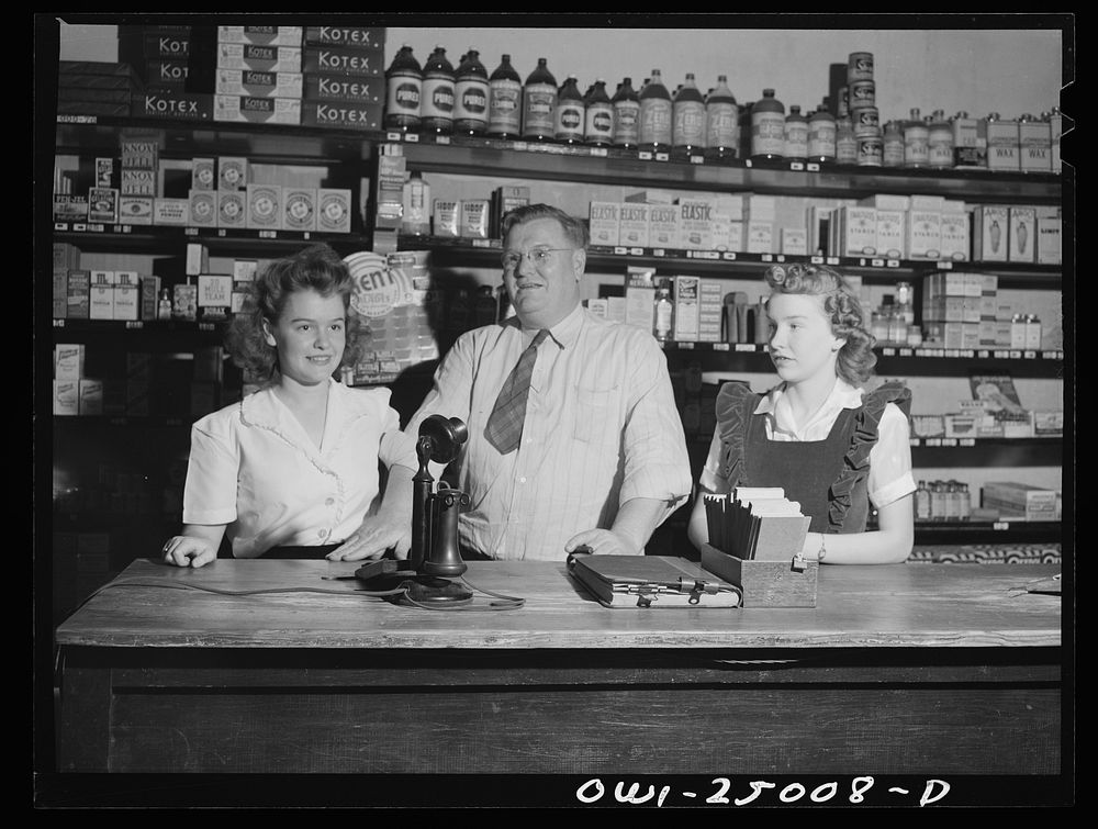 San Augustine, Texas. Clyde Smith, grocer, with his two daughters. Sourced from the Library of Congress.