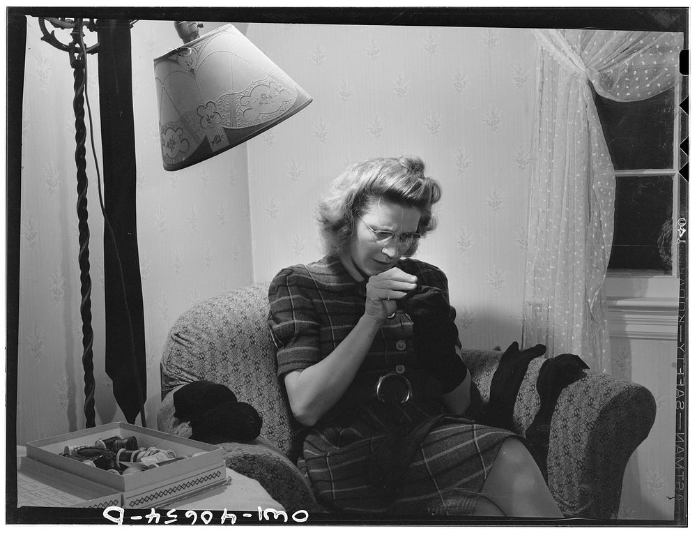 [Untitled photo, possibly related to: Washington, D.C. Lynn Massman, wife of a second class petty officer studying in…